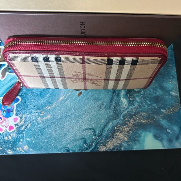 ❌❌ NOT AVAILABLE ❌❌ Beautiful Burberry Zippy Wallet - Picture 7 of 9